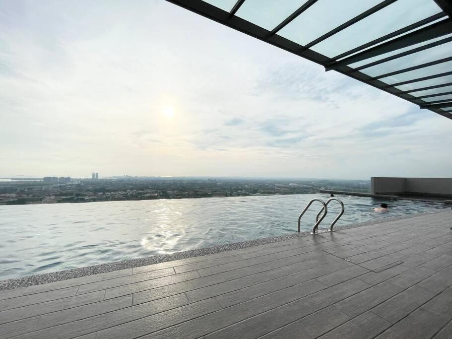 Quartz Near To Jonker Walk With Infinity Pool Cozy 3B2B Apartment Malacca Bagian luar foto